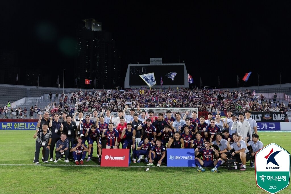 본문 이미지 - 3연승을 거둔 뒤 단체사진을 찍은 수원FC 선수들&#40;한국프로축구연맹 제공&#41; 