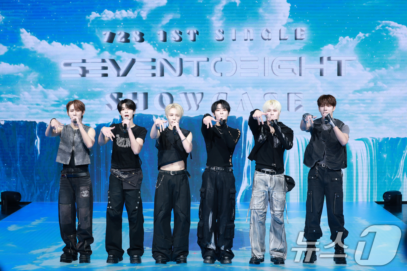 (서울=뉴스1) 권현진 기자 = 세븐투에잇 엑시(왼쪽부터), 쿄준, 디옴, 치원, 엠, 재거가 28일 오후 서울 마포구 쇼킹케이팝센터에서 가진 첫 번째 싱글 ‘세븐투에잇(SEVEN …