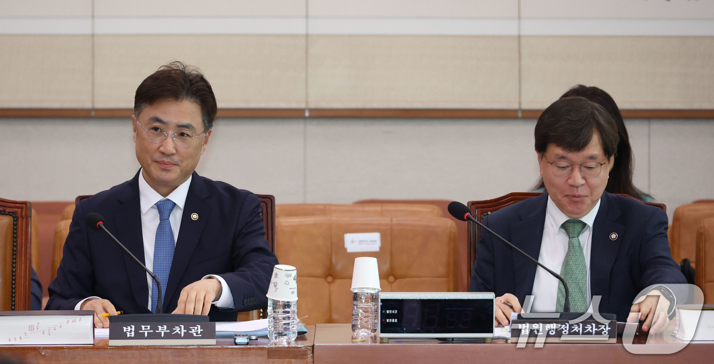 (서울=뉴스1) 이광호 기자 = 이진수 법무부 차관과 배형원 법원행정처차장이 28일 오후 서울 여의도 국회에서 열린 법제사법위원회의 제3차 법안심사제1소위원회에 출석해 있다. 20 …