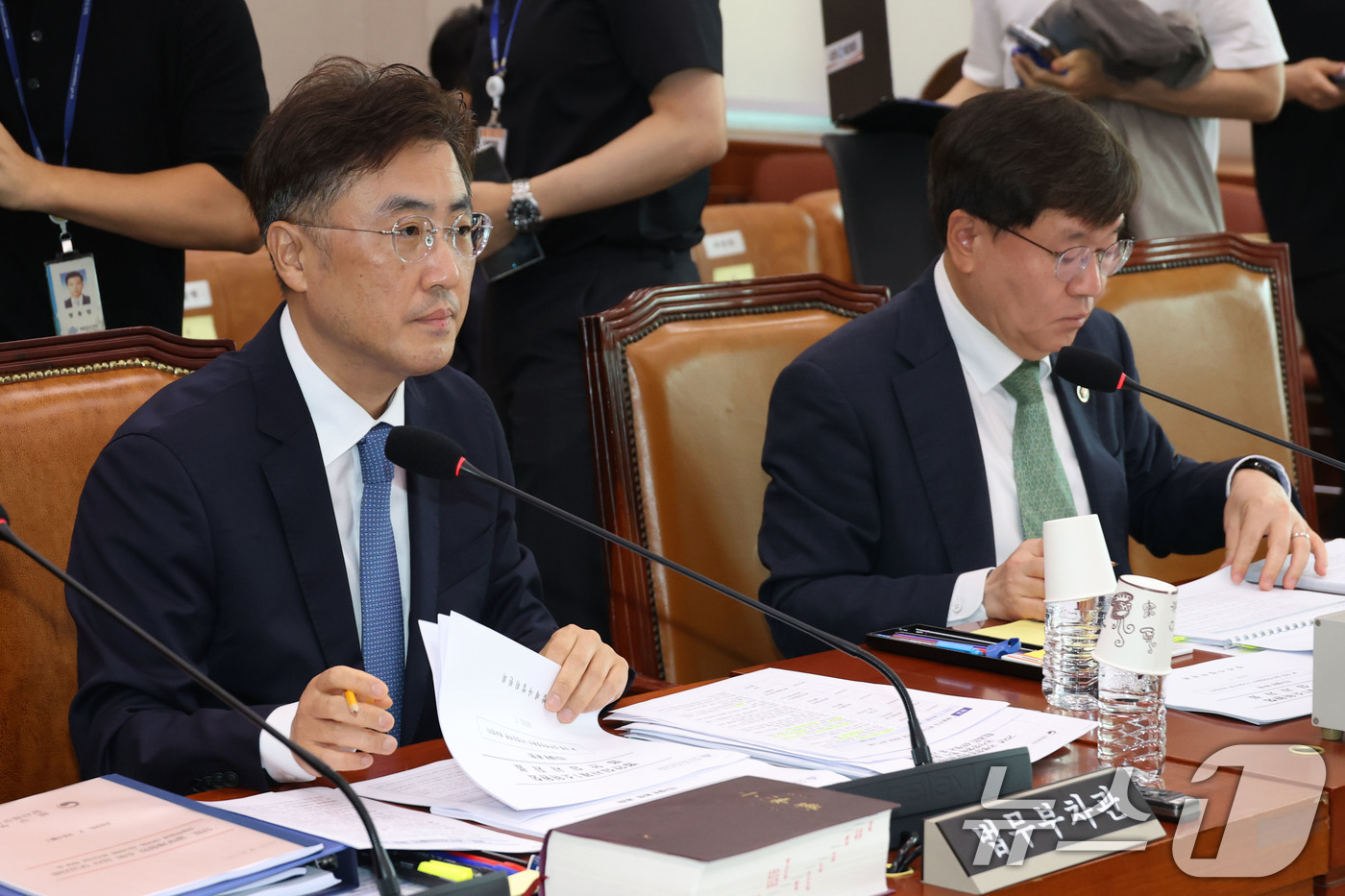 (서울=뉴스1) 이광호 기자 = 이진수 법무부 차관과 배형원 법원행정처차장이 28일 오후 서울 여의도 국회에서 열린 법제사법위원회의 제3차 법안심사제1소위원회에 출석해 있다. 20 …