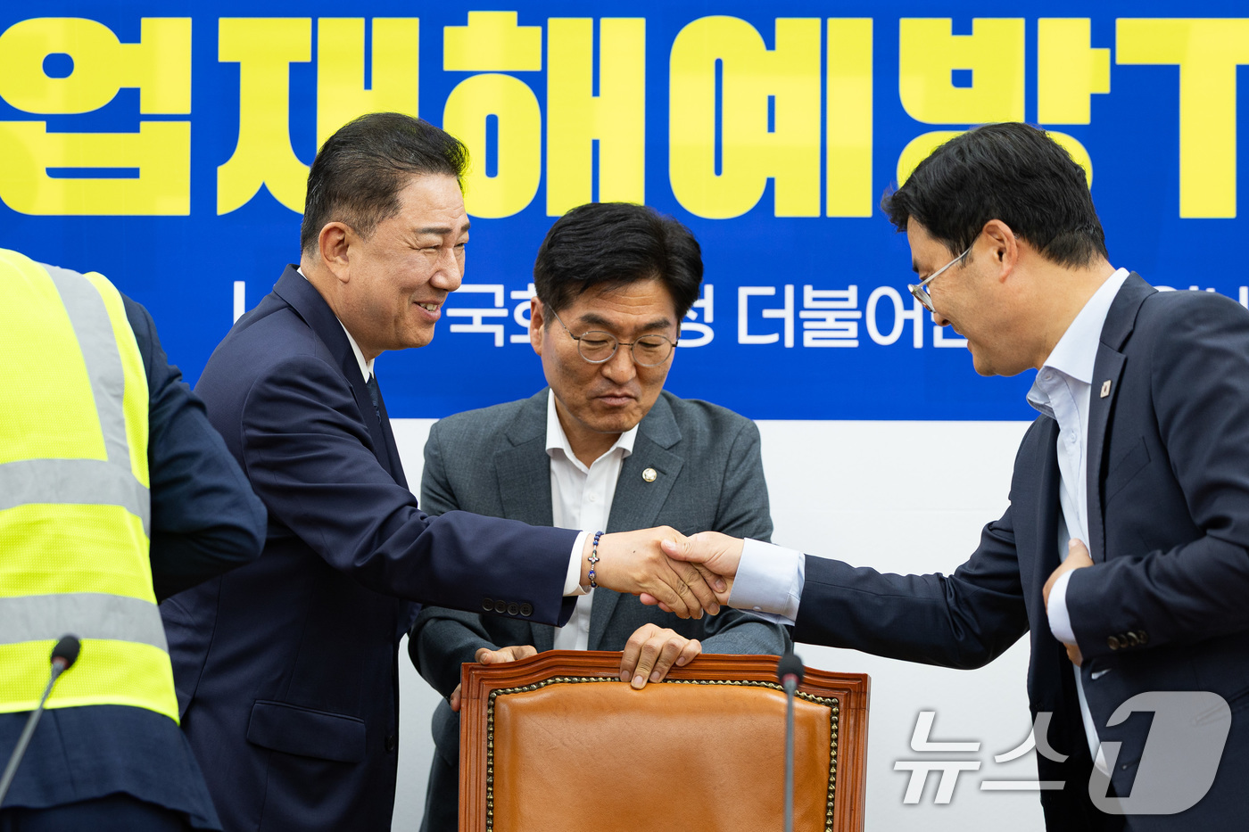 (서울=뉴스1) 유승관 기자 = 김병기 더불어민주당 당대표 직무대행 겸 원내대표가 28일 서울 여의도 국회에서 열린 더불어민주당 산업재해예방TF 출범식에서 참석 의원들과 인사하고 …