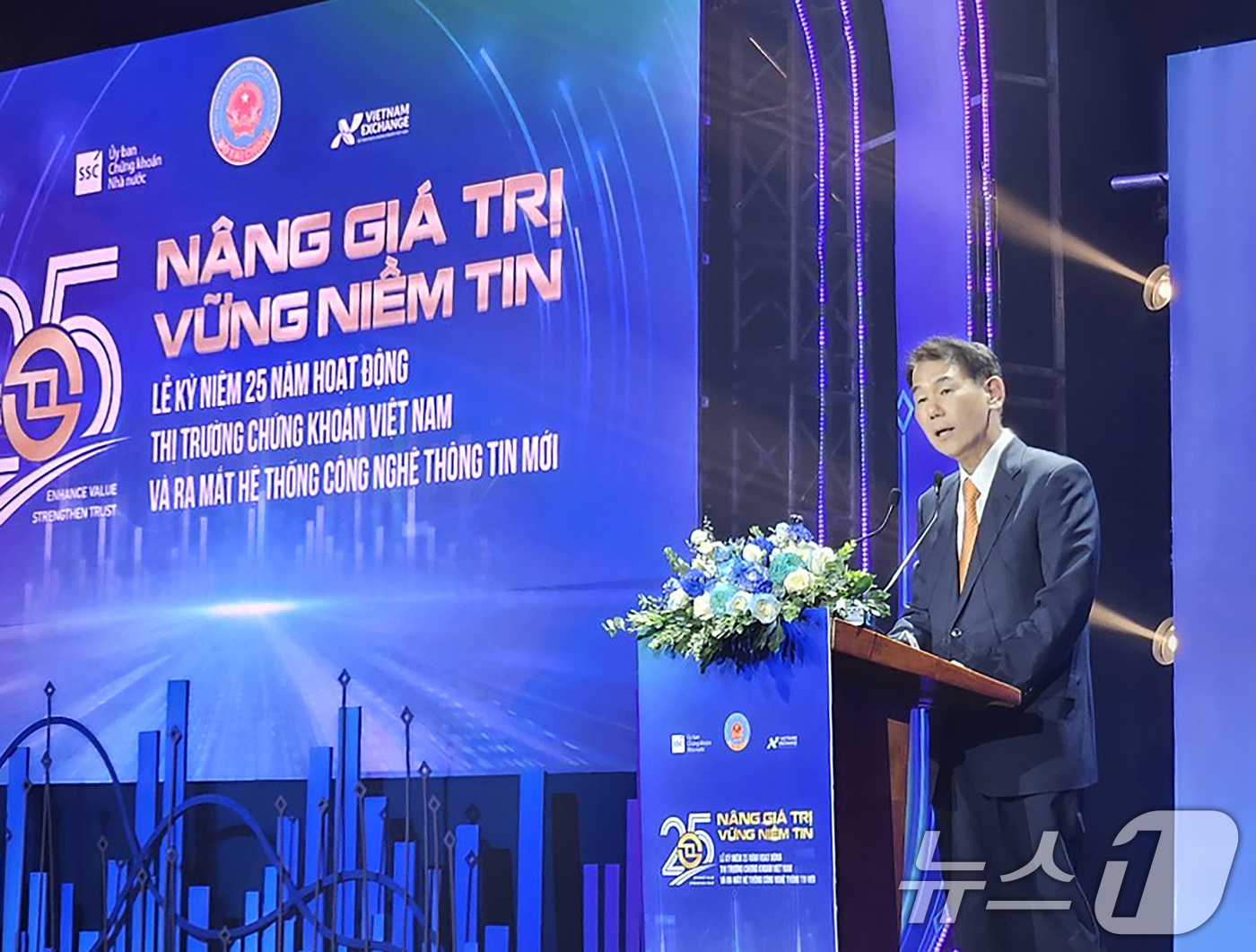 (서울=뉴스1) 이연주 기자 = 정은보 한국거래소 이사장이 28일 베트남 호치민 GEM센터에서 개최된 베트남 자본시장 차세대 시스템 가동기념식에 참석해 축사를 하고 있다. (한국거 …