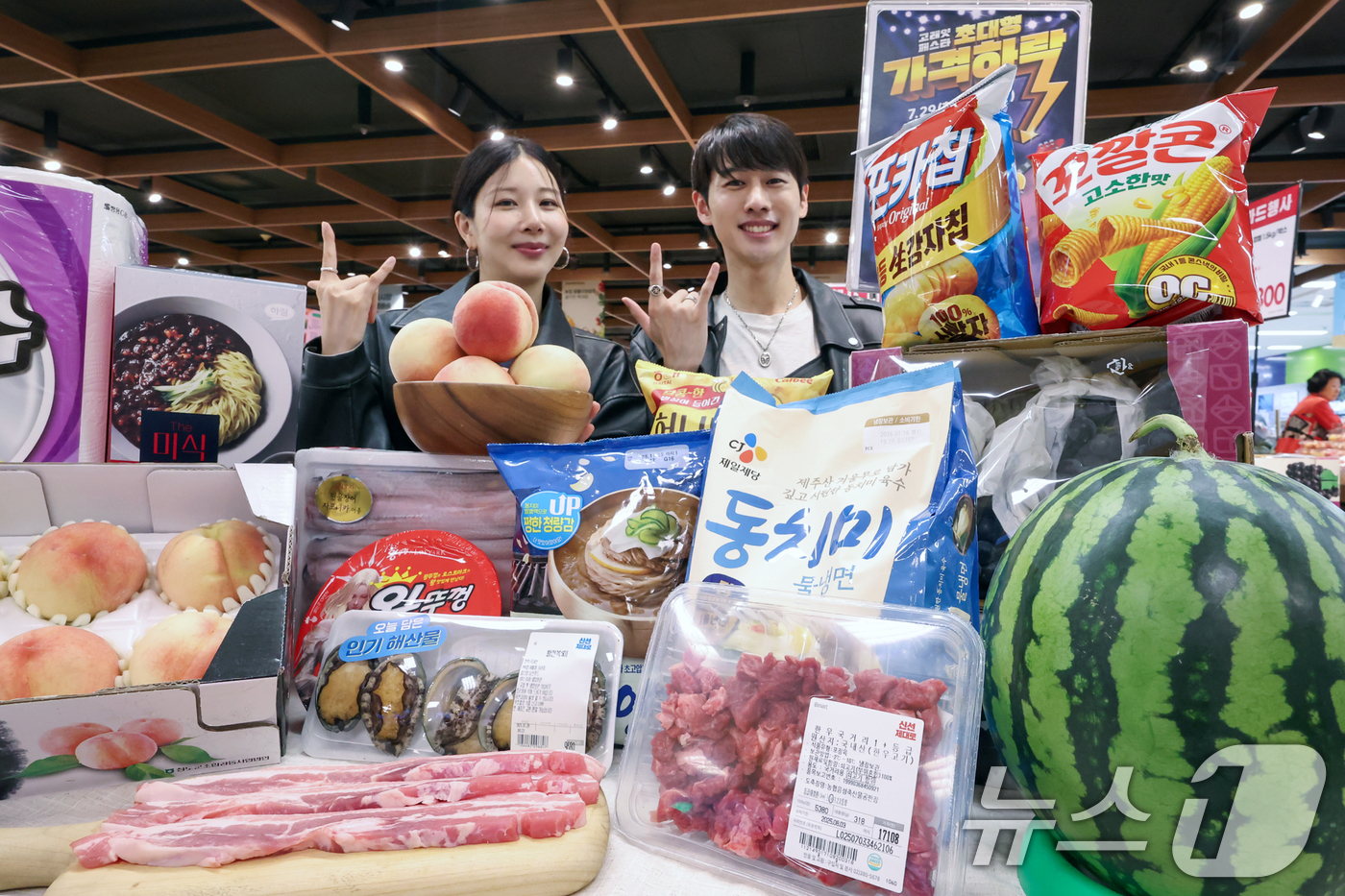 (서울=뉴스1) 민경석 기자 = 28일 서울 용산구 이마트 용산점에서 모델들이 '고래잇 페스타'를 맞아 할인 상품을 선보이고 있다.이마트는 오는 29일부터 8월 3일까지 국산·수입 …