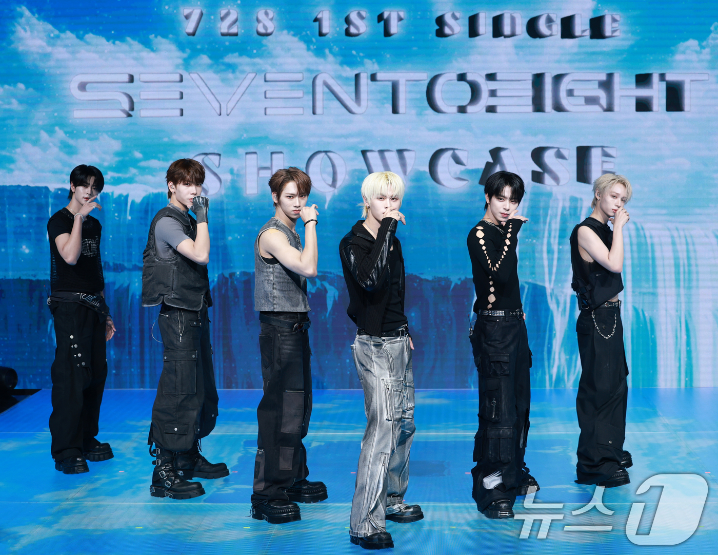 (서울=뉴스1) 권현진 기자 = 세븐투에잇이 28일 오후 서울 마포구 쇼킹케이팝센터에서 가진 첫 번째 싱글 ‘세븐투에잇(SEVENTOEIGT)’ 쇼케이스에서 포즈를 취하고 있다. …