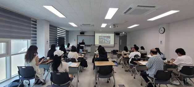 본문 이미지 - 교직원 영어 직무연수.&#40;충북교육청 제공. 재판매 및 DB금지&#41;/뉴스1