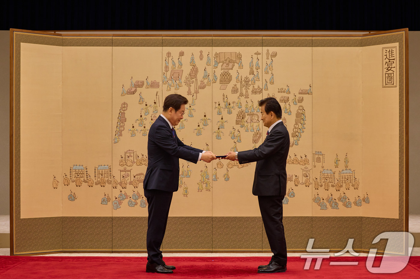 (서울=뉴스1) 이재명 기자 = 이재명 대통령이 28일 서울 용산 대통령실 청사에서 열린 신임 국무위원 및 국세청장 임명장 수여식에서 정동영 통일부 장관에게 임명장을 수여하고 있다 …