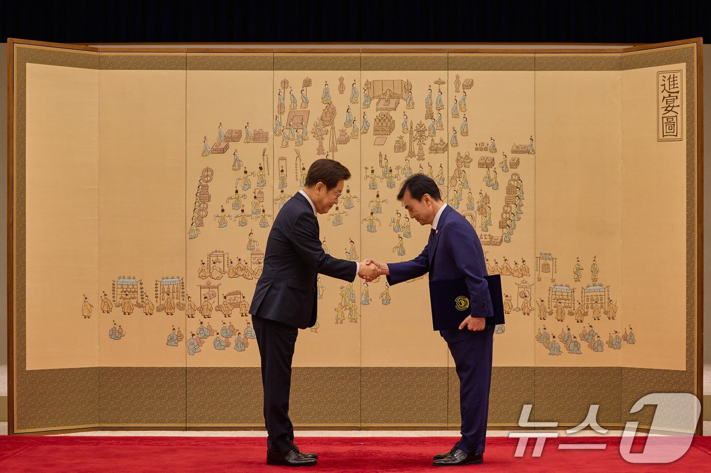 본문 이미지 - 이재명 대통령이 2025년 7월 28일 서울 용산 대통령실 청사에서 열린 신임 국무위원 및 국세청장 임명장 수여식에서 안규백 국방부 장관에게 임명장을 수여하고 있다. (대통령실 제공. 재판매 및 DB금지) 2025.7.28 ⓒ 뉴스1 이재명 기자