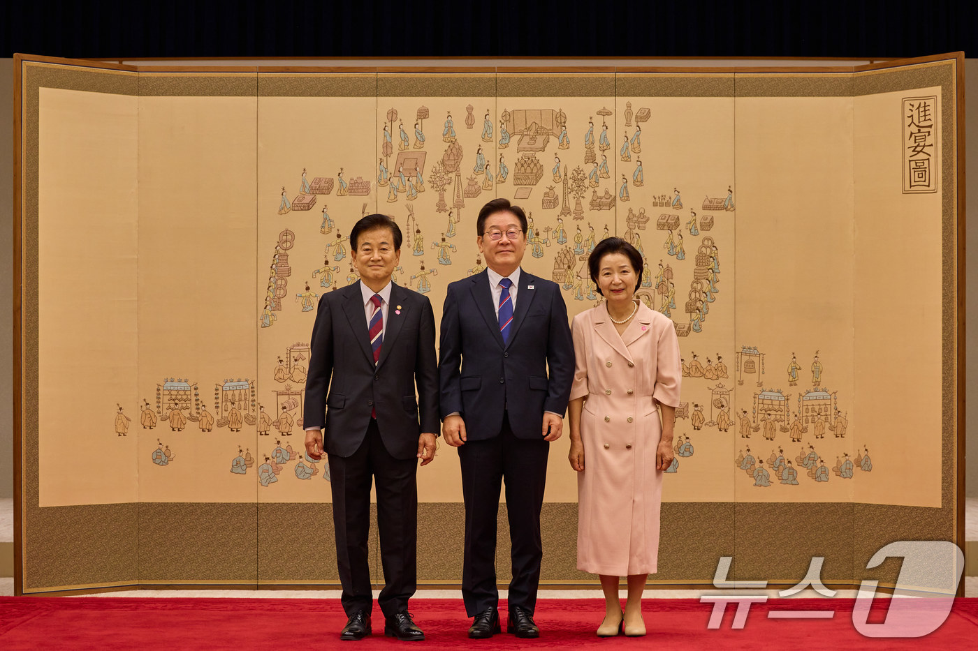 (서울=뉴스1) 이재명 기자 = 이재명 대통령이 28일 서울 용산 대통령실 청사에서 열린 신임 국무위원 및 국세청장 임명장 수여식에서 정동영 통일부 장관에게 임명장을 수여한 후 기 …