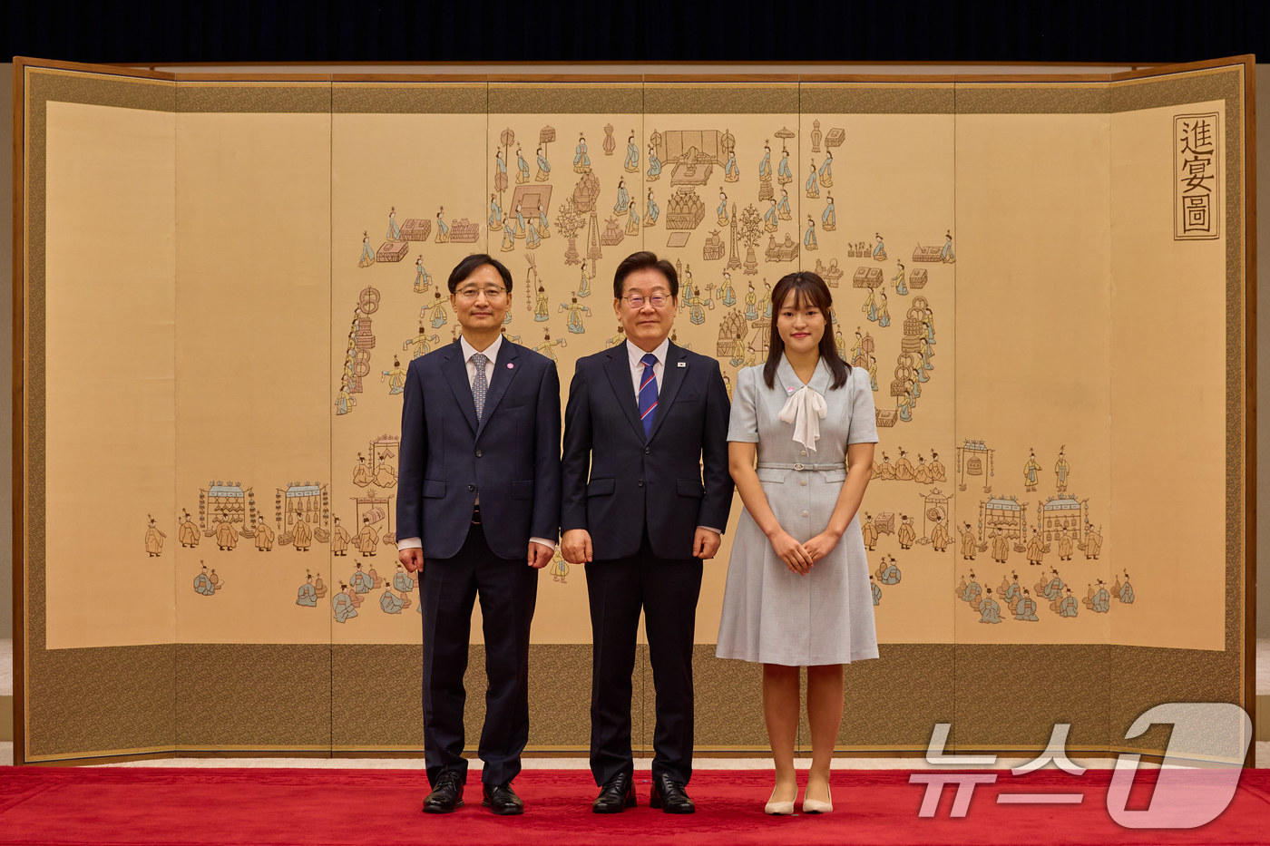 (서울=뉴스1) 이재명 기자 = 이재명 대통령이 28일 서울 용산 대통령실 청사에서 열린 신임 국무위원 및 국세청장 임명장 수여식에서 임광현 국세청장에게 임명장을 수여한 후 기념촬 …