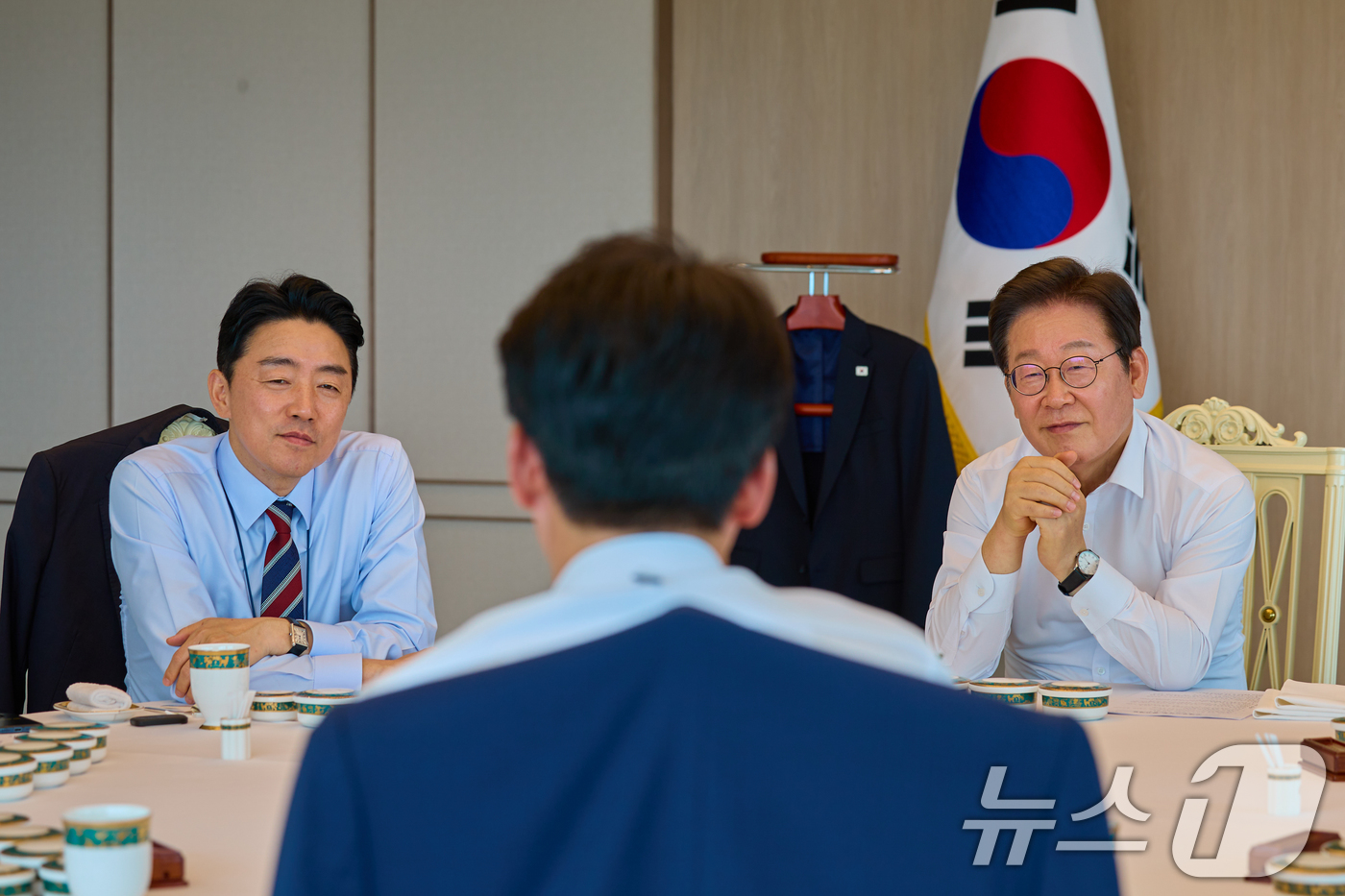 (서울=뉴스1) 허경 기자 = 이재명 대통령이 28일 서울 용산 대통령실 청사에서 열린 오찬 주례보고회동에서 김민석 국무총리와 대화하고 있다. (대통령실 제공. 재판매 및 DB 금 …