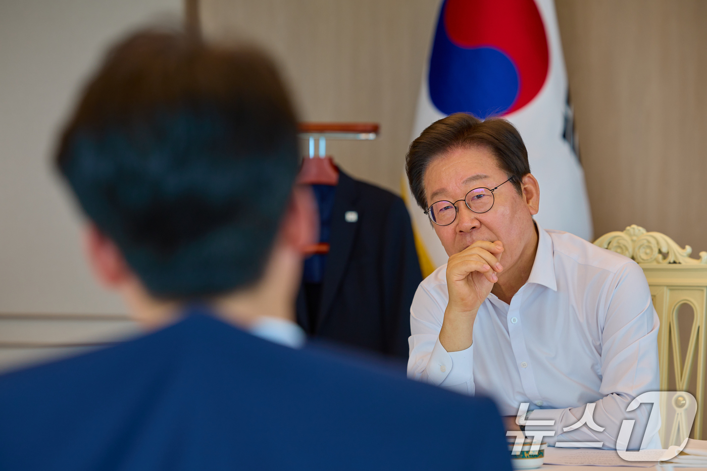 (서울=뉴스1) 허경 기자 = 이재명 대통령이 28일 서울 용산 대통령실 청사에서 열린 오찬 주례보고회동에서 김민석 국무총리와 대화하고 있다. (대통령실 제공. 재판매 및 DB 금 …