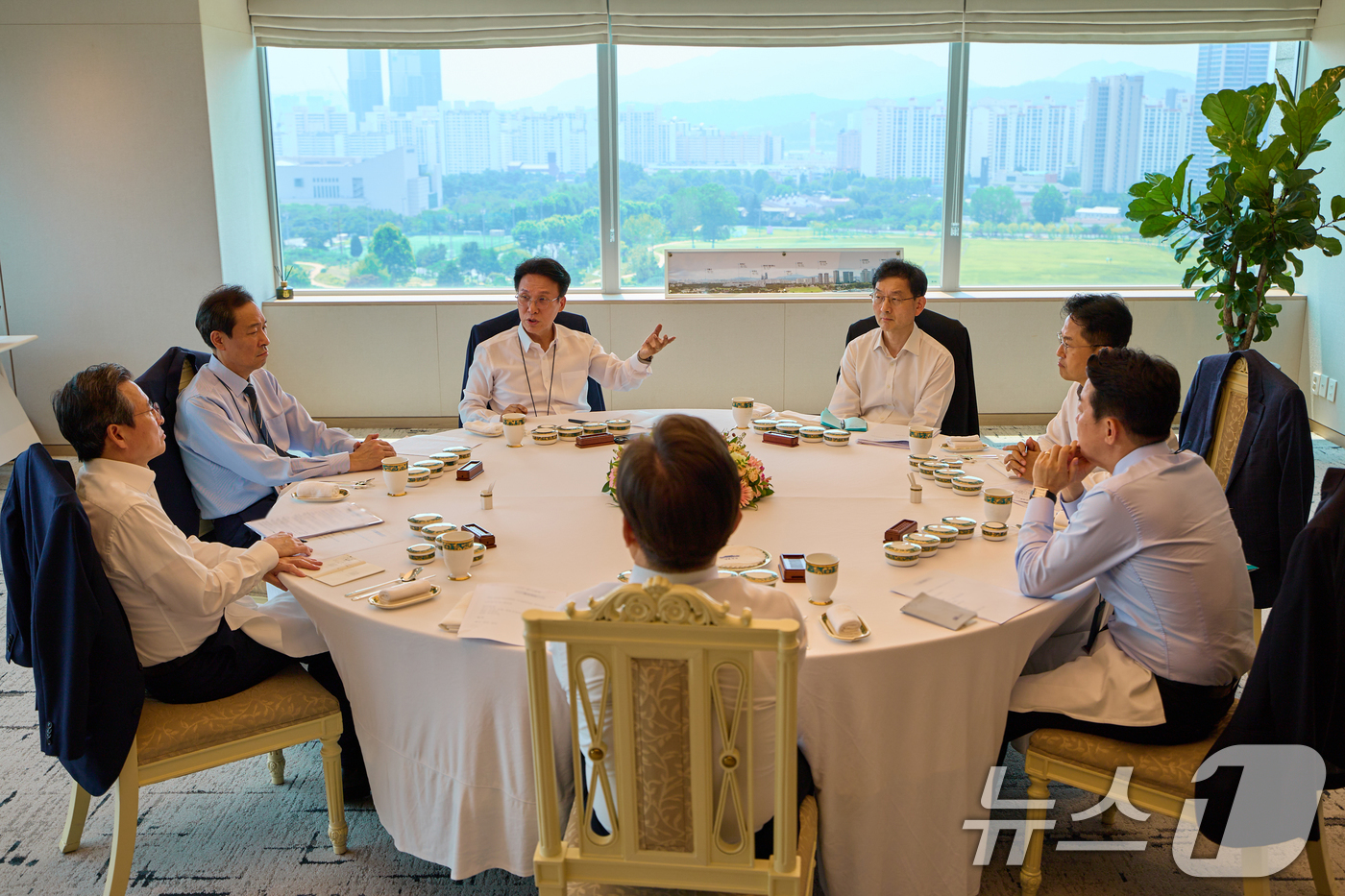 (서울=뉴스1) 허경 기자 = 이재명 대통령이 28일 서울 용산 대통령실 청사에서 열린 오찬 주례보고회동에서 김민석 국무총리와 대화하고 있다. (대통령실 제공. 재판매 및 DB 금 …