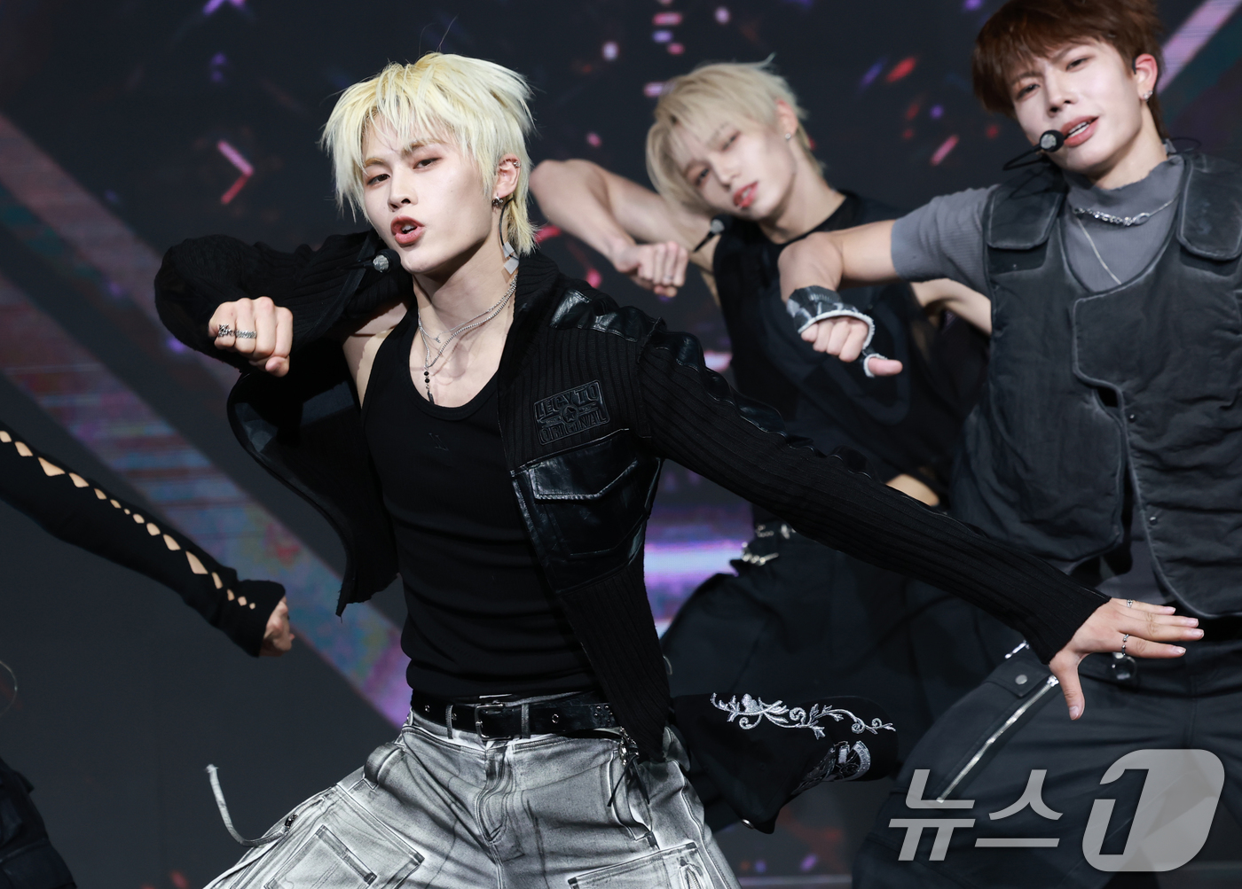 (서울=뉴스1) 권현진 기자 = 세븐투에잇 엠이 28일 오후 서울 마포구 쇼킹케이팝센터에서 가진 첫 번째 싱글 ‘세븐투에잇(SEVENTOEIGT)’ 쇼케이스에서 신곡을 선보이고 있 …