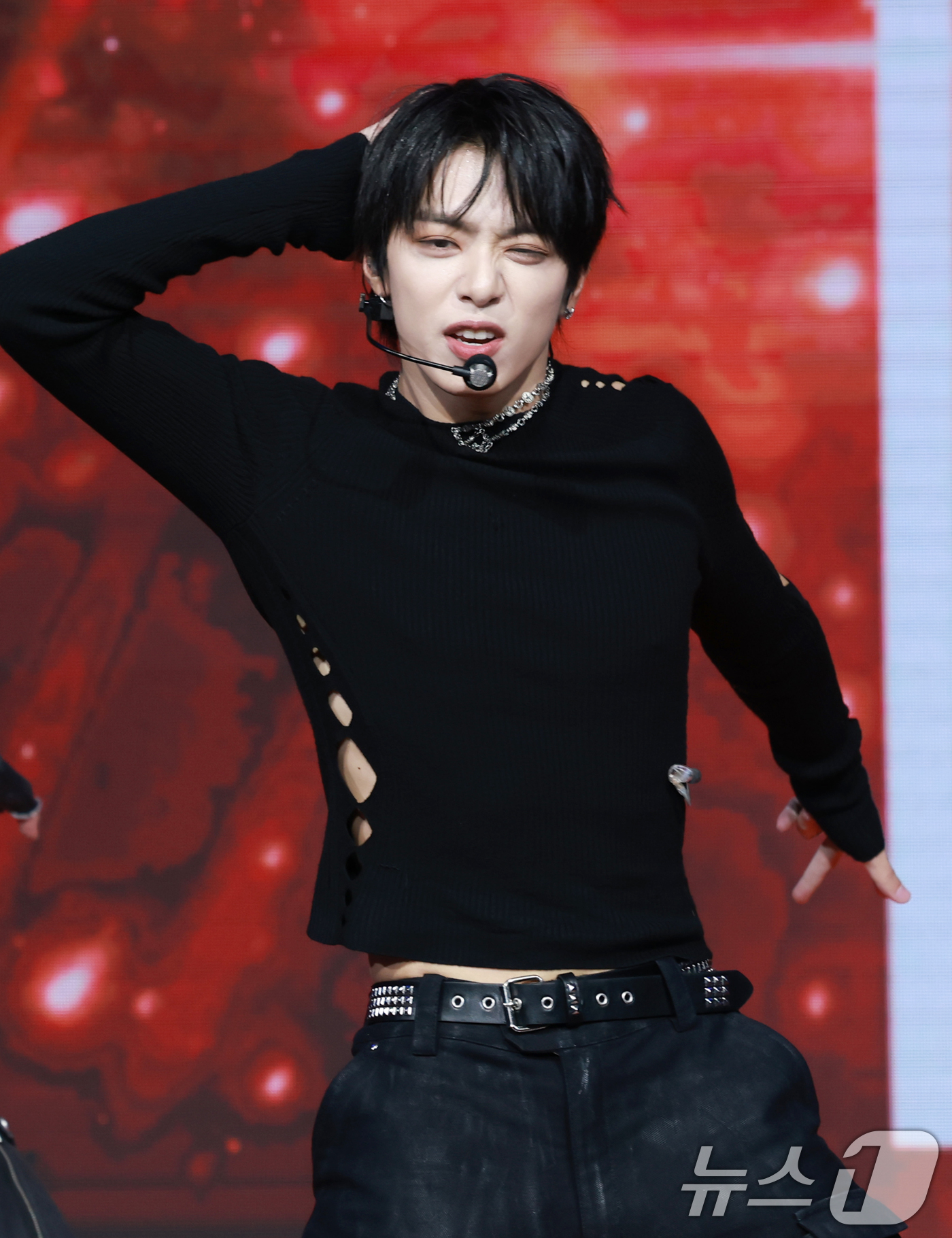 (서울=뉴스1) 권현진 기자 = 세븐투에잇 치원이 28일 오후 서울 마포구 쇼킹케이팝센터에서 가진 첫 번째 싱글 ‘세븐투에잇(SEVENTOEIGT)’ 쇼케이스에서 신곡을 선보이고 …