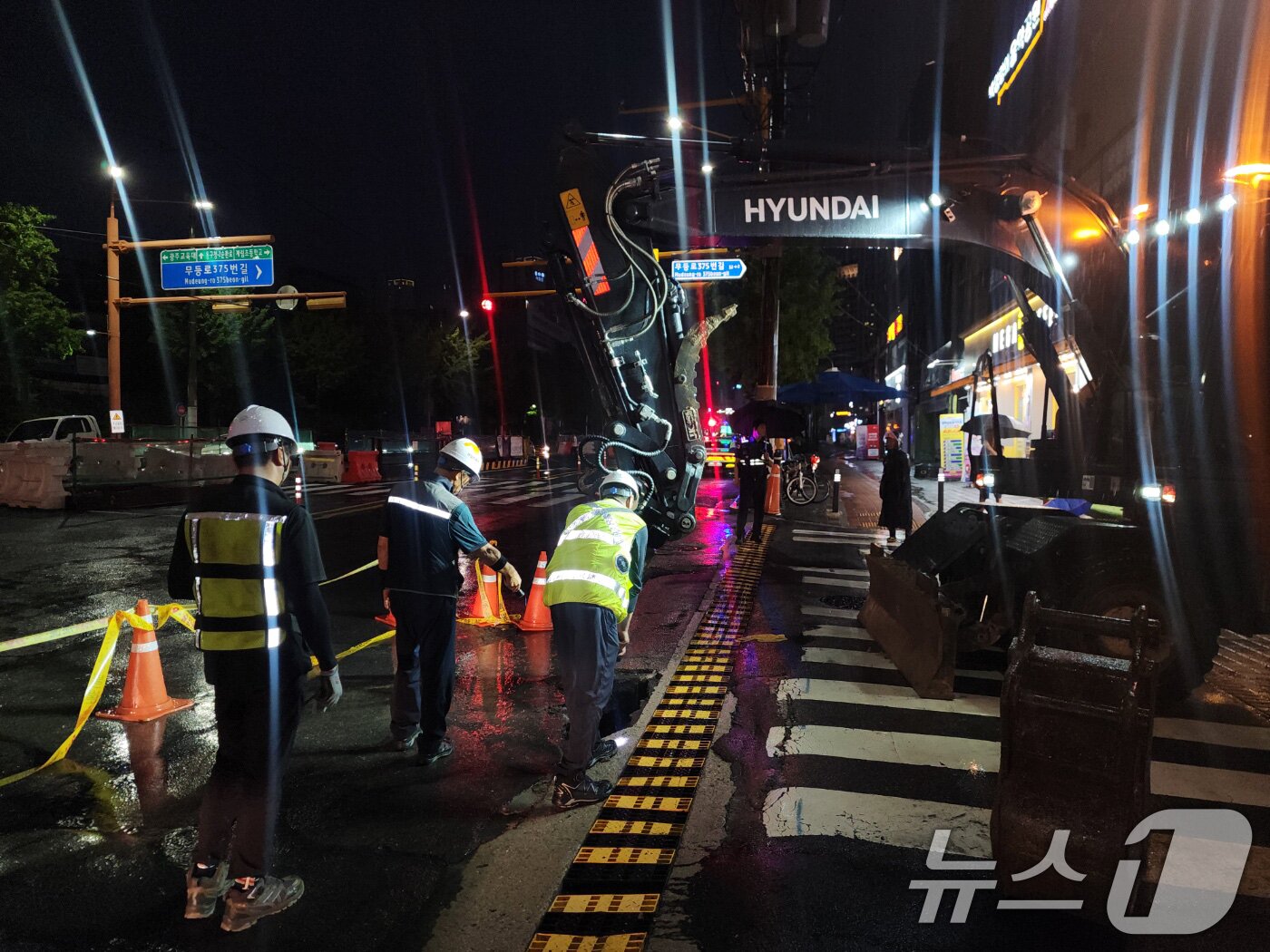 본문 이미지 - 광주지역에 지난 17~19일 내린 극한 호우로 광주 도시철도 2호선 정거장 공사현장 20곳 중 18곳이 침수한 가운데 작업자들이 복구 작업을 진행하고 있다.(광주시 제공. 재판매 및 DB 금지) 2025.7.28/뉴스1