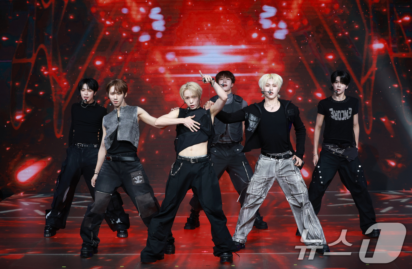 (서울=뉴스1) 권현진 기자 = 세븐투에잇이 28일 오후 서울 마포구 쇼킹케이팝센터에서 가진 첫 번째 싱글 ‘세븐투에잇(SEVENTOEIGT)’ 쇼케이스에서 신곡을 선보이고 있다. …