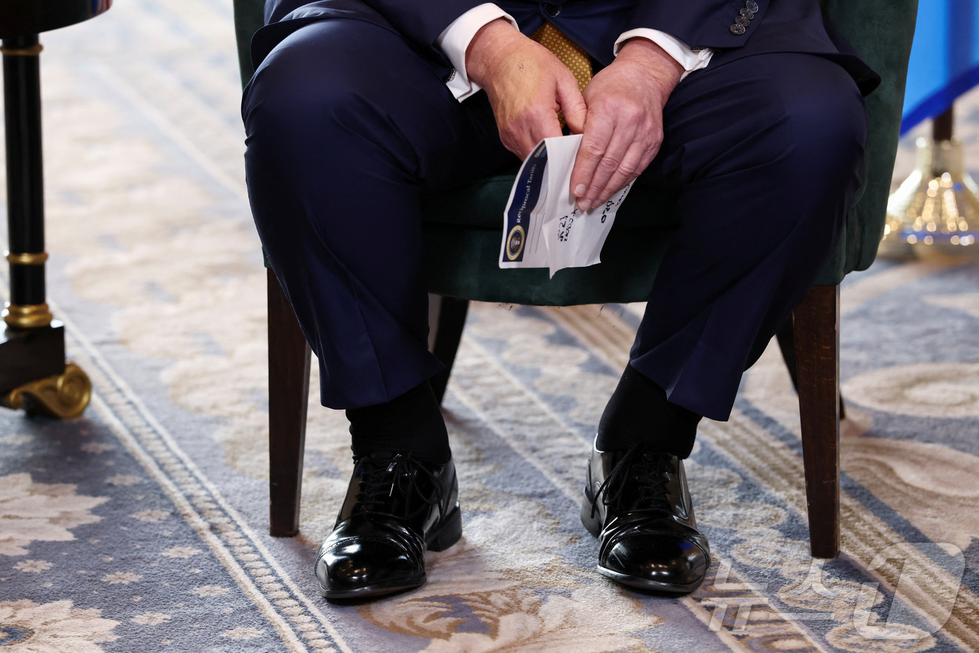 (턴베리 로이터=뉴스1) 강민경 기자 = 도널드 트럼프 미국 대통령이 27일 스코틀랜드 턴베리에서 우르줄라 폰데어라이엔 유럽연합(EU) 집행위원장을 만난 자리에서 협상 관련 문서로 …