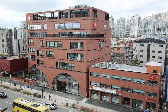 본문 이미지 - 서울 송파구 삼전동에 위치한 신사옥 '롯데GRS 79 SQUARE'(79 스퀘어) 전경. (롯데GRS 제공)