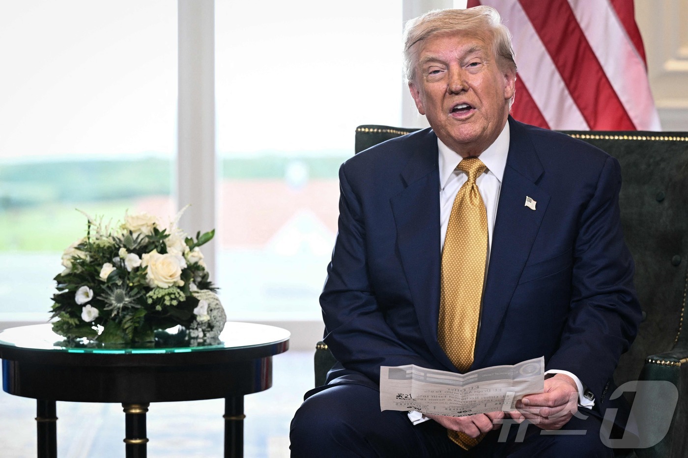 (턴베리 AFP=뉴스1) 강민경 기자 = 도널드 트럼프 미국 대통령이 27일 스코틀랜드 턴베리에서 우르줄라 폰데어라이엔 유럽연합 집행위원장을 만나 무역 합의를 발표하고 있다. 손에 …