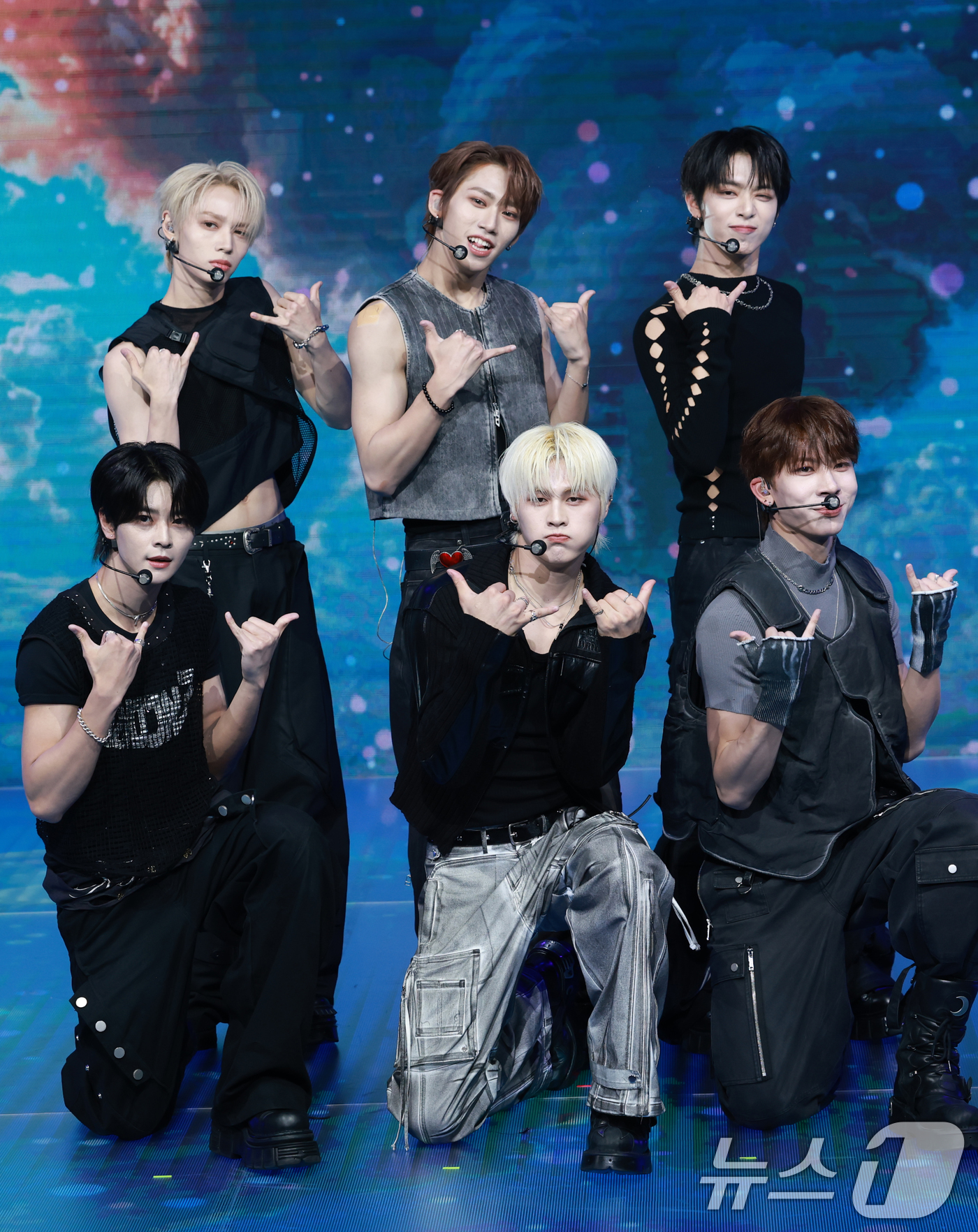 (서울=뉴스1) 권현진 기자 = 세븐투에잇이 28일 오후 서울 마포구 쇼킹케이팝센터에서 가진 첫 번째 싱글 ‘세븐투에잇(SEVENTOEIGT)’ 쇼케이스에서 신곡을 선보이고 있다. …