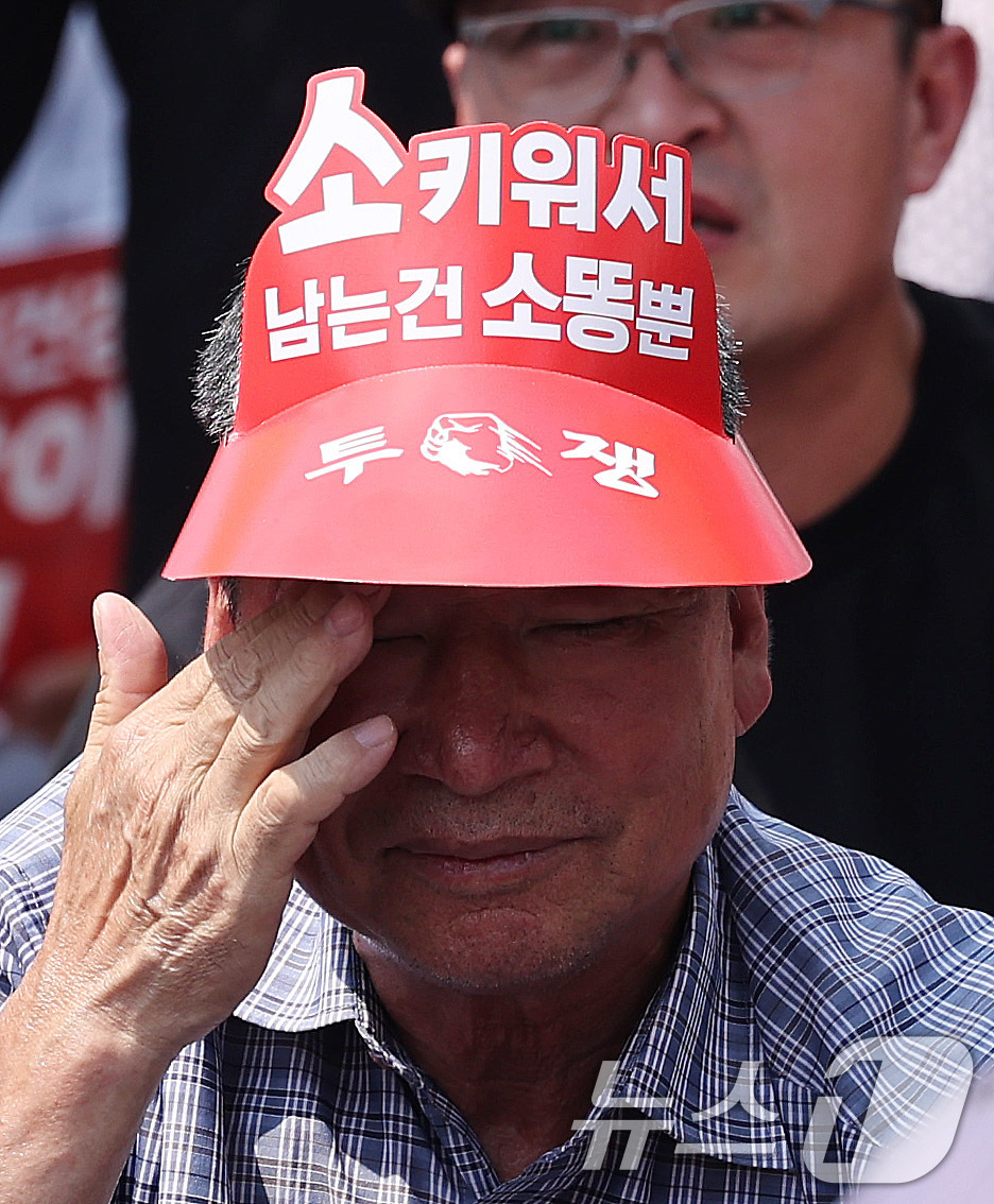 (서울=뉴스1) 박지혜 기자 = 28일 서울 용산 대통령실 인근에서 열린 '한-미 상호관세 협상 농축산물 개방 반대 전국농축산인 결의대회'에서 농민들이 한·미 관세협상 농·축산물 …