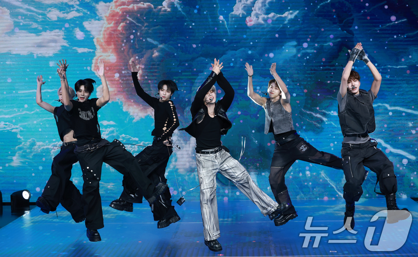 (서울=뉴스1) 권현진 기자 = 세븐투에잇이 28일 오후 서울 마포구 쇼킹케이팝센터에서 가진 첫 번째 싱글 ‘세븐투에잇(SEVENTOEIGT)’ 쇼케이스에서 신곡을 선보이고 있다. …