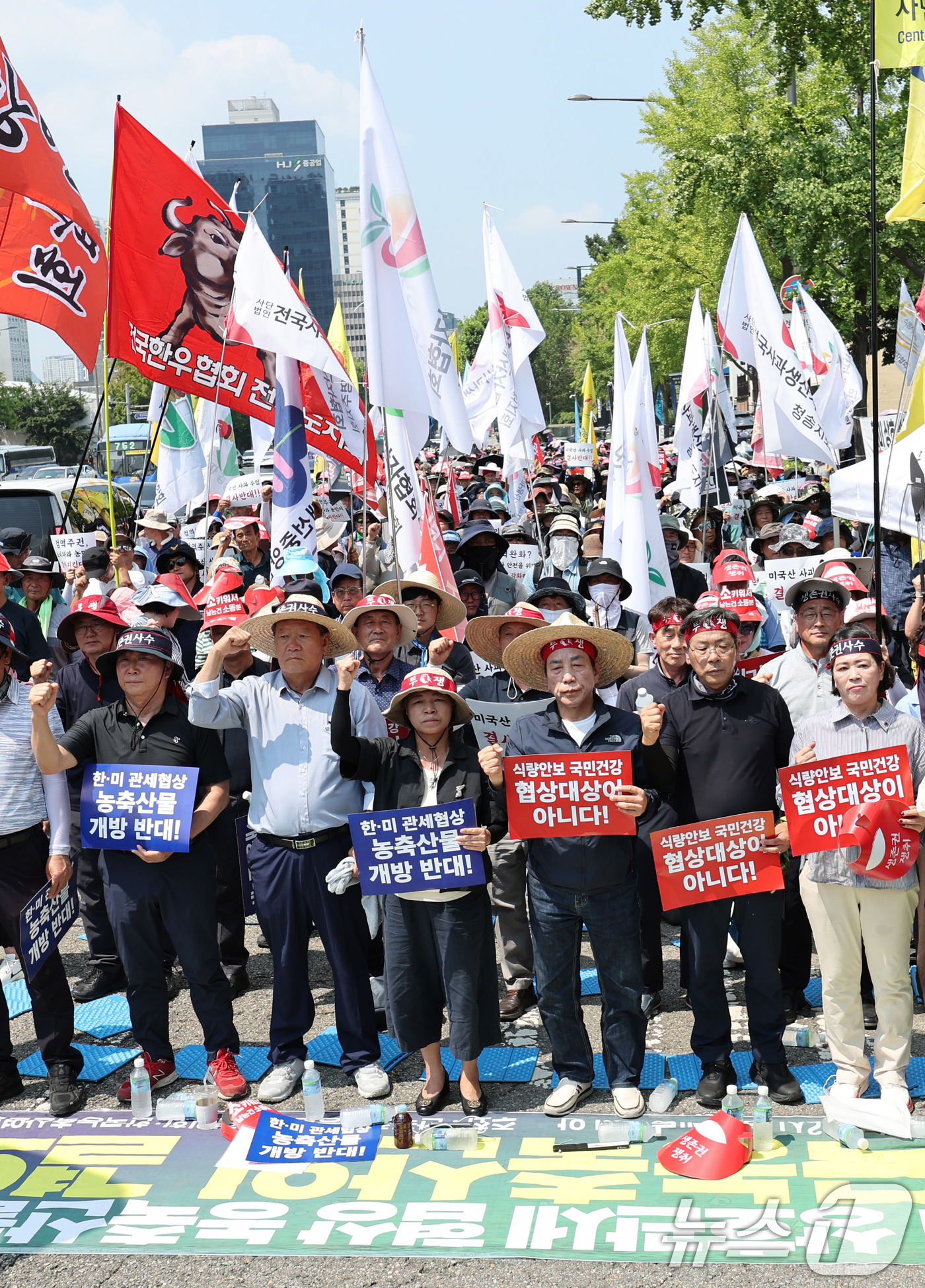 (서울=뉴스1) 박지혜 기자 = 28일 서울 용산 대통령실 인근에서 열린 '한-미 상호관세 협상 농축산물 개방 반대 전국농축산인 결의대회'에서 농민들이 한·미 관세협상 농·축산물 …