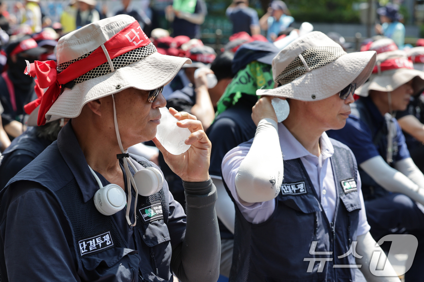 (서울=뉴스1) 신웅수 기자 = 민주노총 조합원들이 28일 오후 서울 여의도 국회 앞에서 가진 노조법 2·3조 개정 촉구 긴급 결의대회에서 얼음물로 더위를 식히고 있다. 2025. …