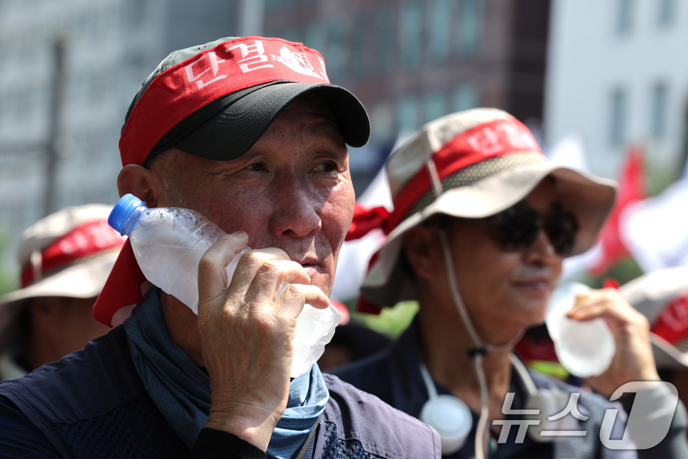 (서울=뉴스1) 신웅수 기자 = 민주노총 조합원들이 28일 오후 서울 여의도 국회 앞에서 가진 노조법 2·3조 개정 촉구 긴급 결의대회에서 얼음물로 더위를 식히고 있다. 2025. …