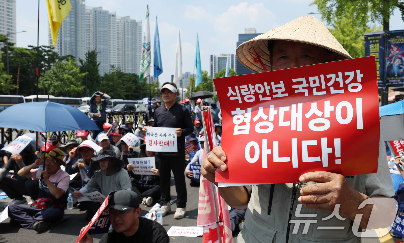 (서울=뉴스1) 박지혜 기자 = 28일 서울 용산 대통령실 인근에서 열린 '한-미 상호관세 협상 농축산물 개방 반대 전국농축산인 결의대회'에서 농민들이 한·미 관세협상 농·축산물 …