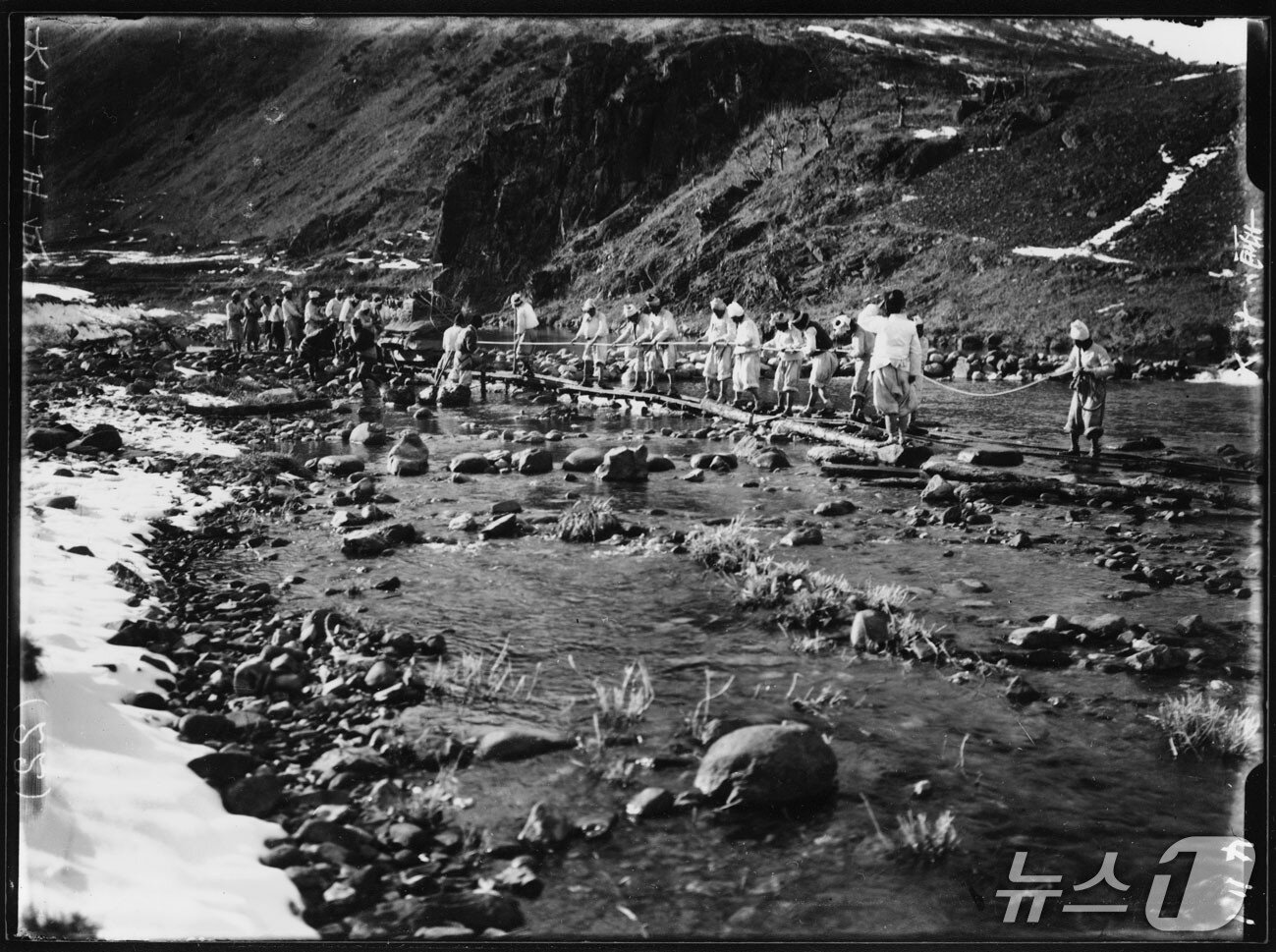 본문 이미지 - 일제에 의해 제천시 한수면 송계리 월광사지에서 반출되고 있는 원랑선사탑비가 개천을 건너고 있다.(제천문화원 제공. 재판매 및 DB금지)/뉴스1   