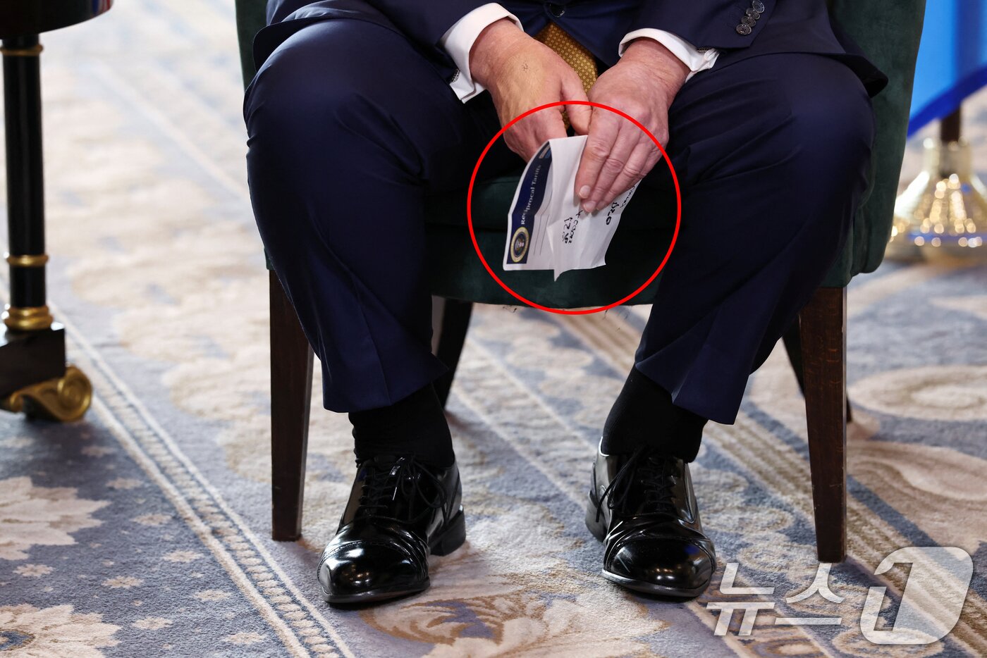 본문 이미지 - 도널드 트럼프 미국 대통령이 27일&#40;현지시간&#41; 스코틀랜드 턴베리에서 우르줄라 폰데어라이엔 유럽연합 집행위원장을 만나 무역 합의를 발표하고 있다. 트럼프의 손에 무역 합의 관련 문서가 들려 있다. 2025.7.27 ⓒ 로이터=뉴스1 ⓒ News1 이연주 기자