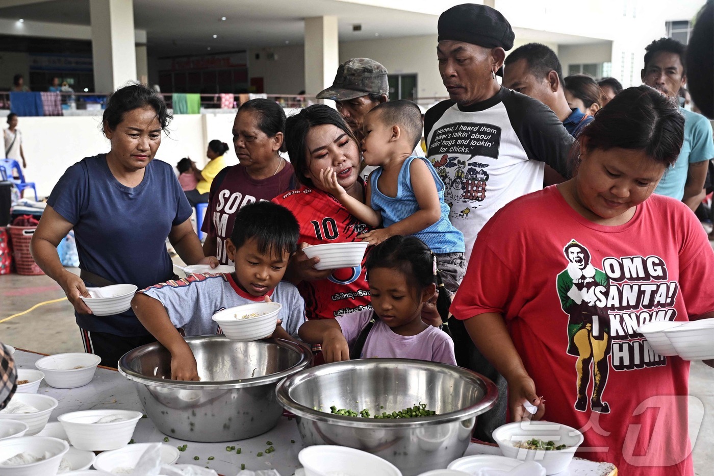 (수린 AFP=뉴스1) 권영미 기자 = 28일, 태국 국경 지역인 수린 주의 한 대피소에서 사람들이 음식을 받기 위해 줄을 서 있다.2025.07.28.ⓒ AFP=뉴스1