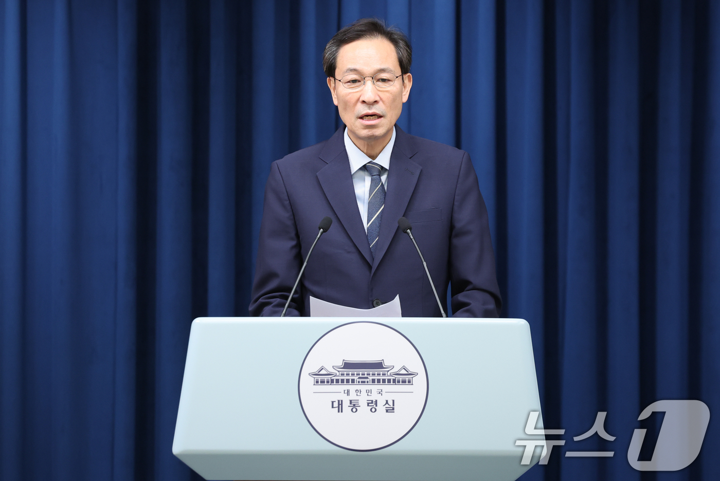 (서울=뉴스1) 허경 기자 = 우상호 정무수석이 28일 서울 용산구 대통령실 청사에서 ‘국민 임명식’ 관련 브리핑을 하고 있다. 2025.7.28/뉴스1