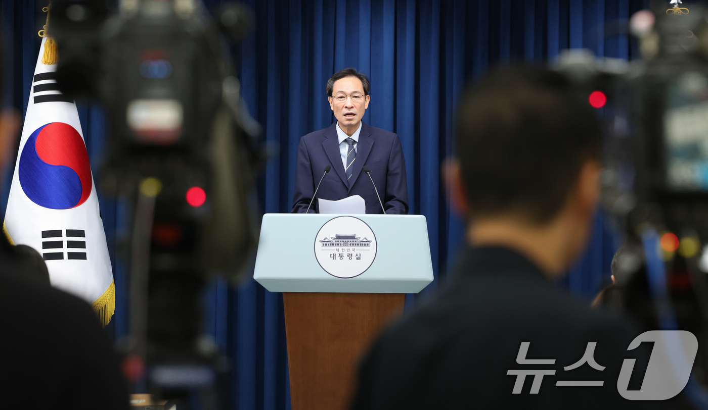 (서울=뉴스1) 허경 기자 = 우상호 정무수석이 28일 서울 용산구 대통령실 청사에서 ‘국민 임명식’ 관련 브리핑을 하고 있다. 2025.7.28/뉴스1