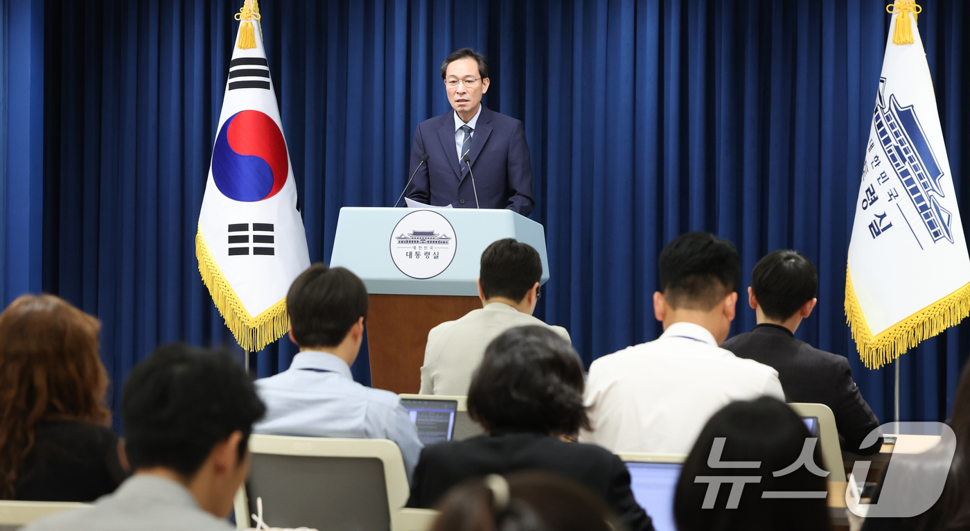 (서울=뉴스1) 허경 기자 = 우상호 정무수석이 28일 서울 용산구 대통령실 청사에서 ‘국민 임명식’ 관련 브리핑을 하고 있다. 2025.7.28/뉴스1