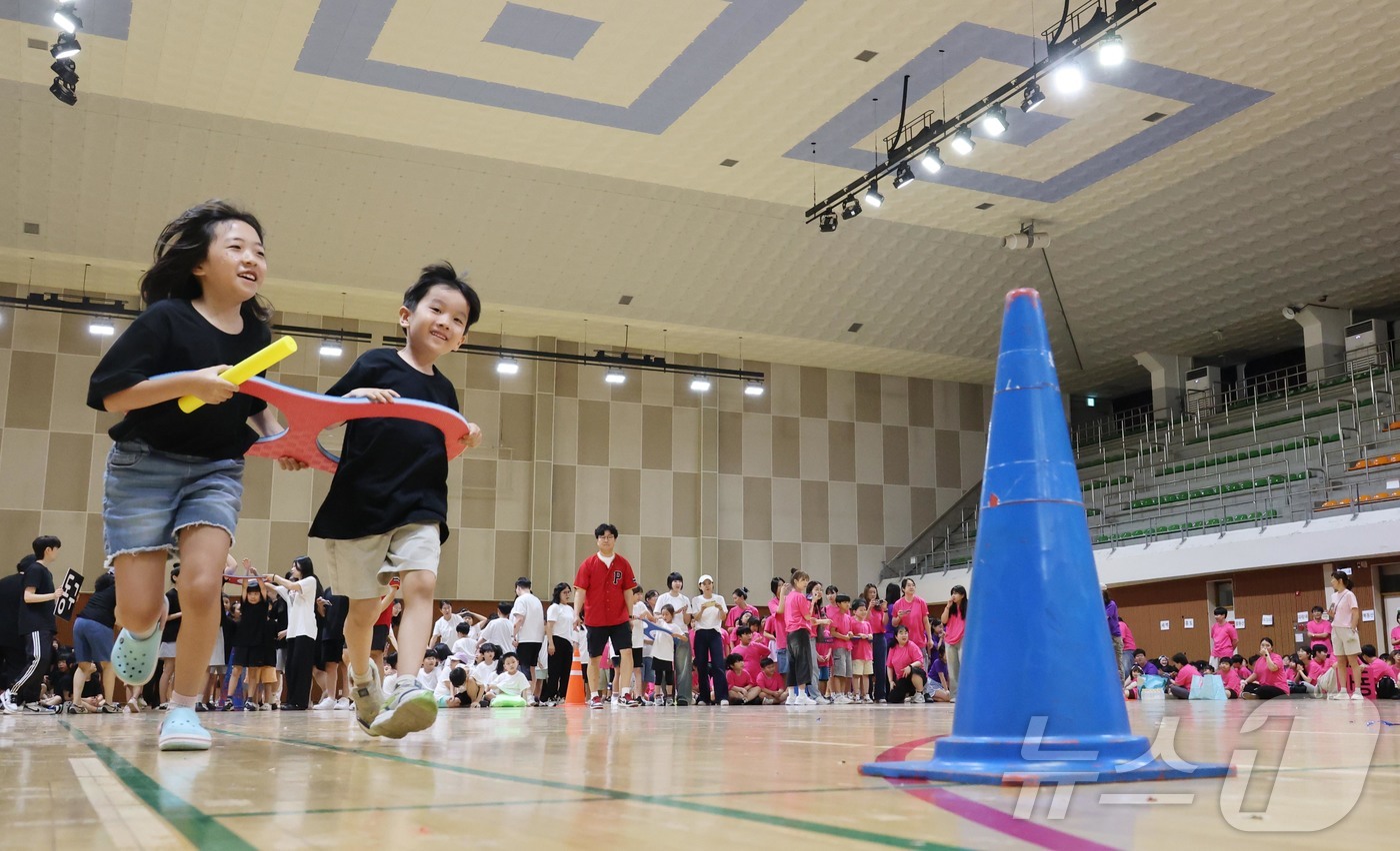 (대전=뉴스1) 이동원 기자 = 대전 동구는 28일 대전 한밭체육관에서 동구지역아동센터연합(회장 최윤숙)주관으로, ‘제3회 명랑운동회’를 성황리에 개최했다.이번 행사는 여름방학을 …