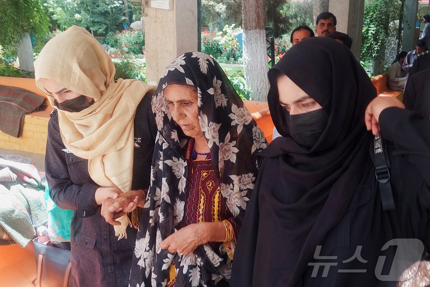 (퀘타 로이터=뉴스1) 김지완 기자 = 26일(현지시간) 파키스탄 발루치스탄주 퀘타의 지방법원에서 경찰이 딸의 '명예살인'에 동참한 혐의를 받는 굴 잔 비비를 연행하고 있다. 20 …