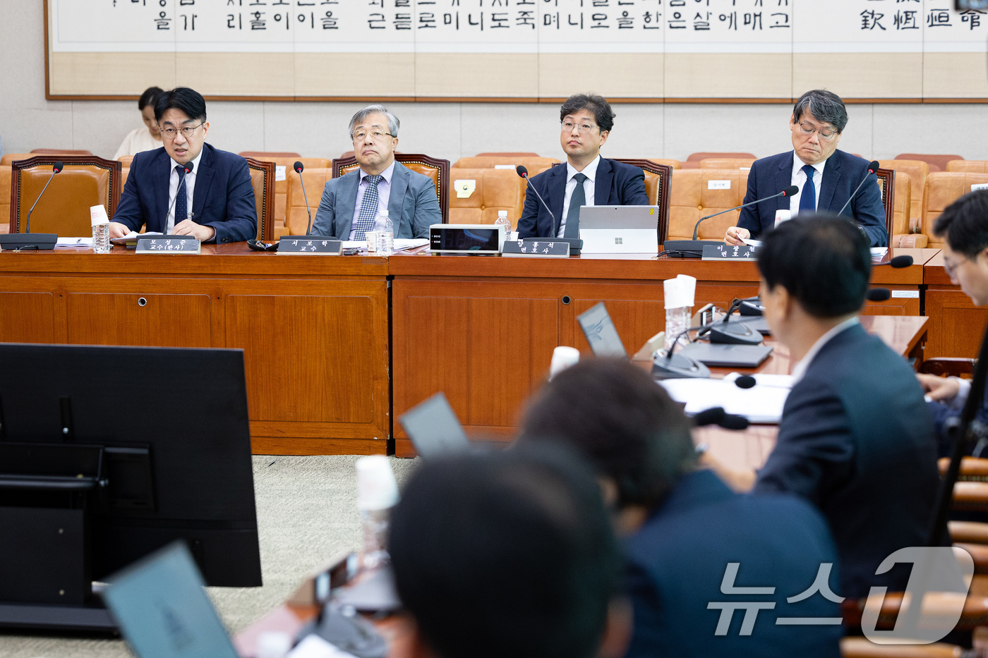 (서울=뉴스1) 유승관 기자 = 28일 서울 여의도 국회 법제사법위원회 법안심사제1소위원회에서 검찰개혁 법안 관련 공청회가 열리고 있다.왼쪽부터 모성준 사법연수원 교수, 서보학 교 …