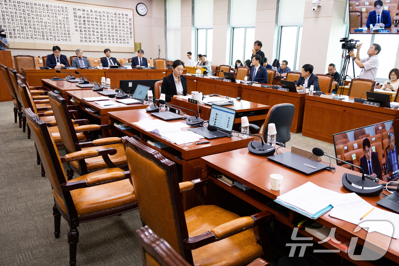 (서울=뉴스1) 유승관 기자 = 28일 서울 여의도 국회 법제사법위원회 법안심사제1소위원회에서 검찰개혁 법안 관련 공청회가 야당 위원들의 자리가 빈 채 열리고 있다.왼쪽부터 모성준 …