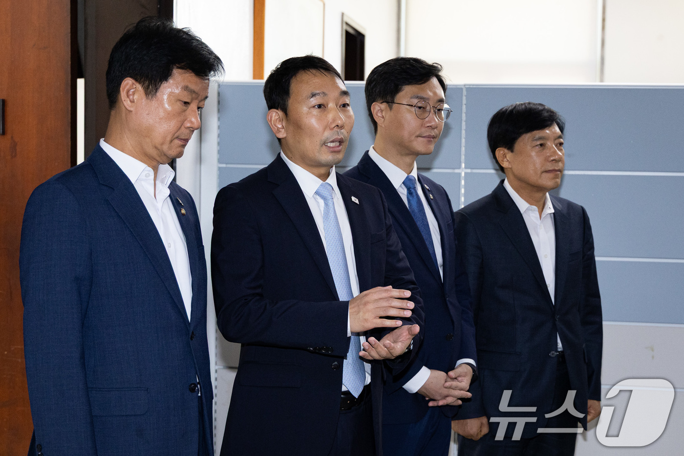 (서울=뉴스1) 유승관 기자 = 국회 법제사법위원회 더불어민주당 위원들이 28일 서울 여의도 국회에서 '집중투표제 의무' 등을 담은 상법 개정안을 법안심사제1소위원회에서 단독 처리 …