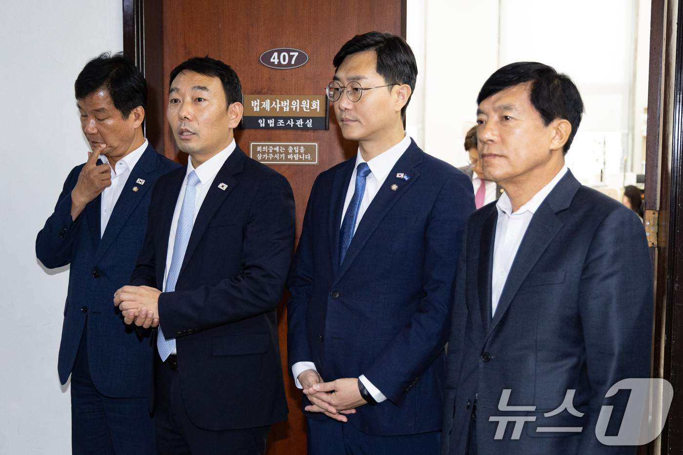 (서울=뉴스1) 유승관 기자 = 국회 법제사법위원회 더불어민주당 위원들이 28일 서울 여의도 국회에서 '집중투표제 의무' 등을 담은 상법 개정안을 법안심사제1소위원회에서 단독 처리 …