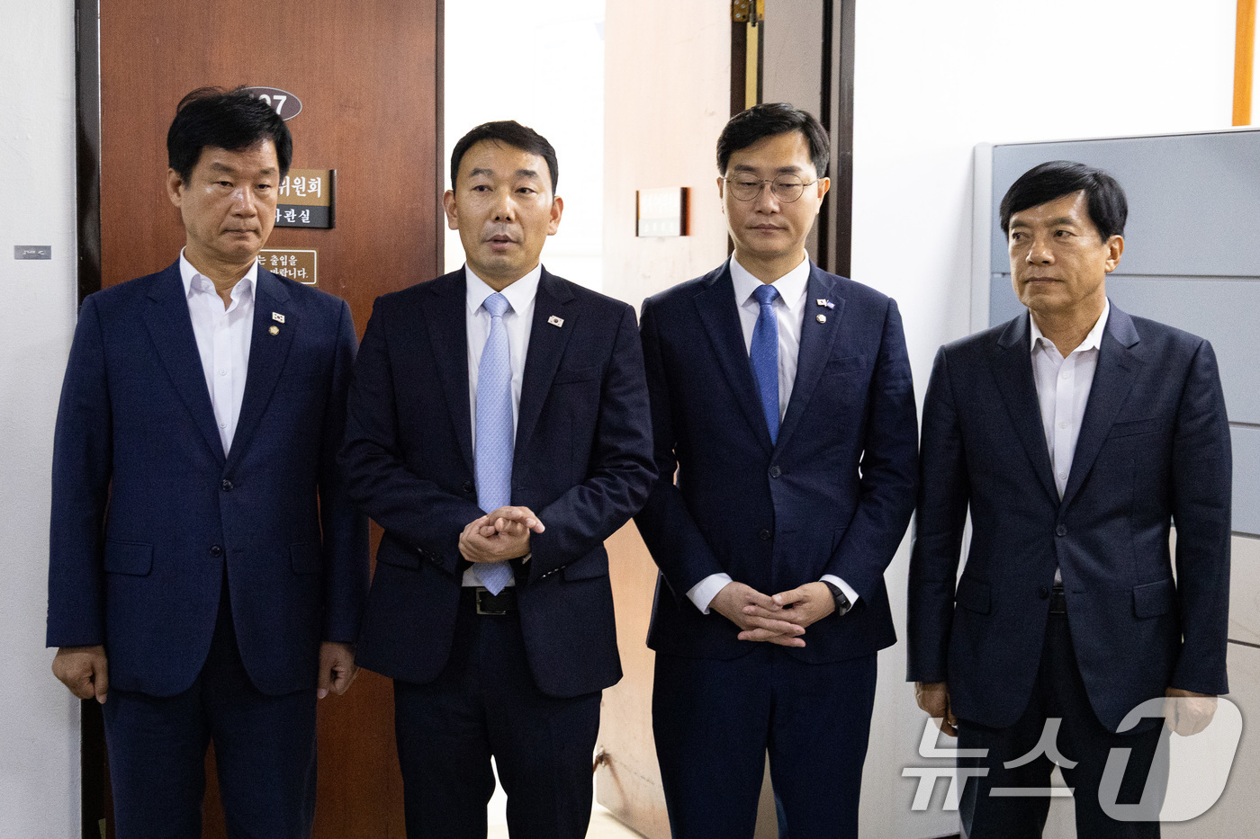 (서울=뉴스1) 유승관 기자 = 국회 법제사법위원회 더불어민주당 위원들이 28일 서울 여의도 국회에서 '집중투표제 의무' 등을 담은 상법 개정안을 법안심사제1소위원회에서 단독 처리 …