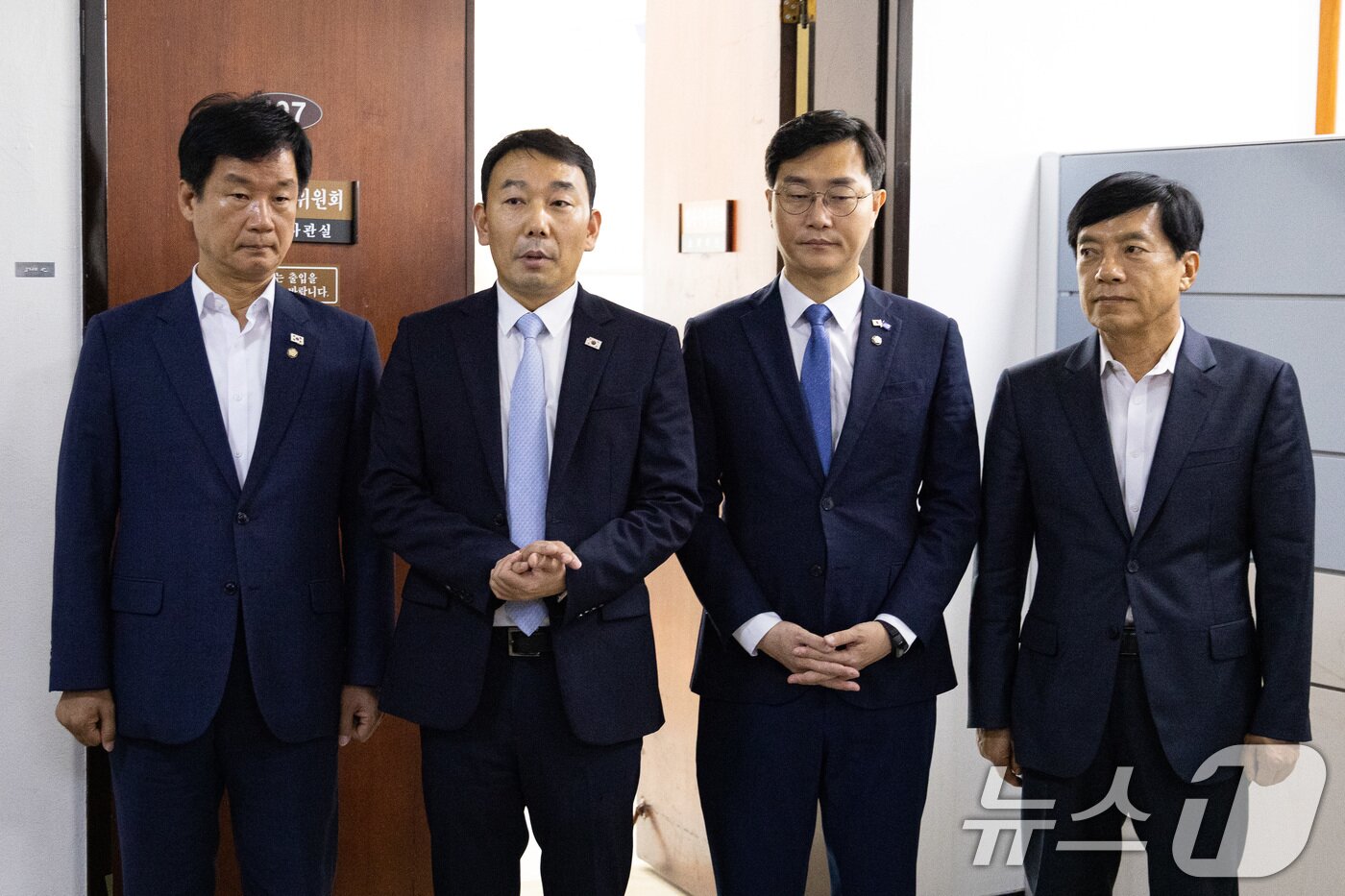 본문 이미지 - 국회 법제사법위원회 더불어민주당 위원들이 지난 7월 28일 서울 여의도 국회에서 '집중투표제 의무' 등을 담은 상법 개정안을 법안심사제1소위원회에서 단독 처리한 후 취재진과 만나 질의응답을 하고 있다. 왼쪽부터 더불어민주당 박균택, 김용민, 장경태, 이성윤 의원. 2025.7.28/뉴스1 ⓒ News1 유승관 기자