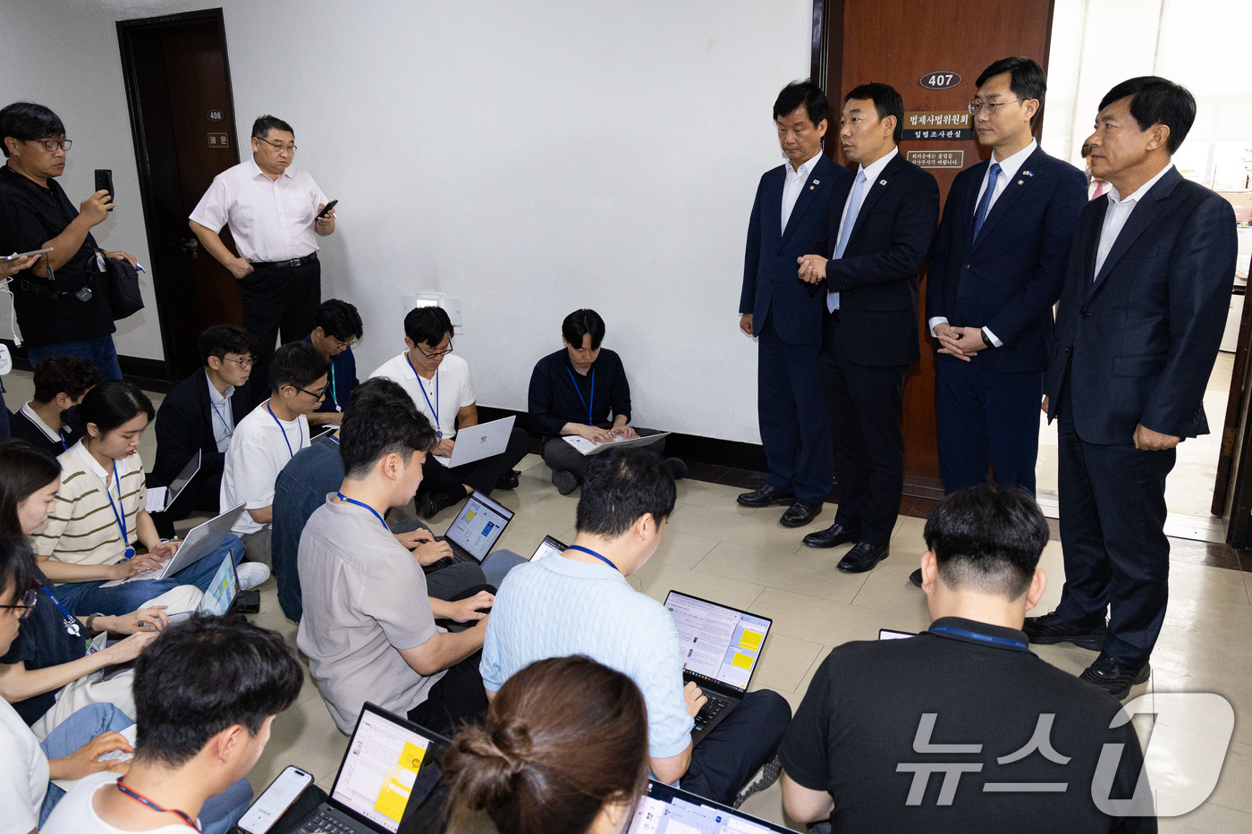 (서울=뉴스1) 유승관 기자 = 국회 법제사법위원회 더불어민주당 위원들이 28일 서울 여의도 국회에서 '집중투표제 의무' 등을 담은 상법 개정안을 법안심사제1소위원회에서 단독 처리 …