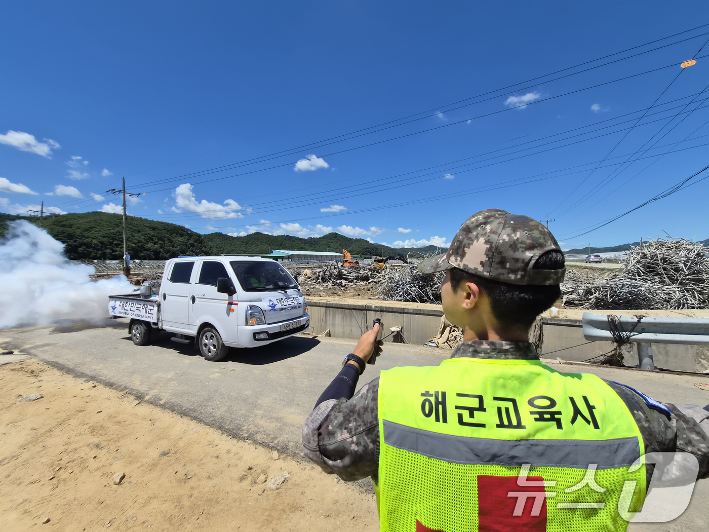 (산청=뉴스1) 윤일지 기자 = 해군교육사령부 의무대가 28일 경남 산청군 야정마을 일대에서 방역 차량과 병력을 투입해 수해 지역 방역 활동을 하고 있다.해군은 최근 발생한 집중호 …