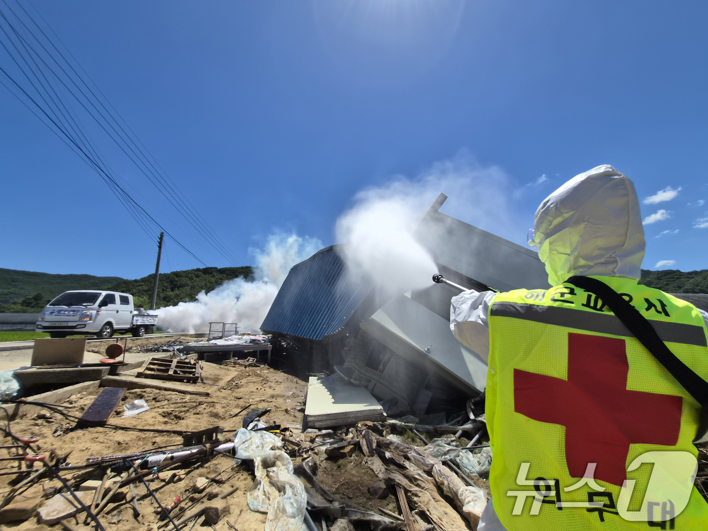 (산청=뉴스1) 윤일지 기자 = 해군교육사령부 의무대가 28일 경남 산청군 야정마을 일대에서 방역 차량과 병력을 투입해 수해 지역 방역 활동을 하고 있다.해군은 최근 발생한 집중호 …