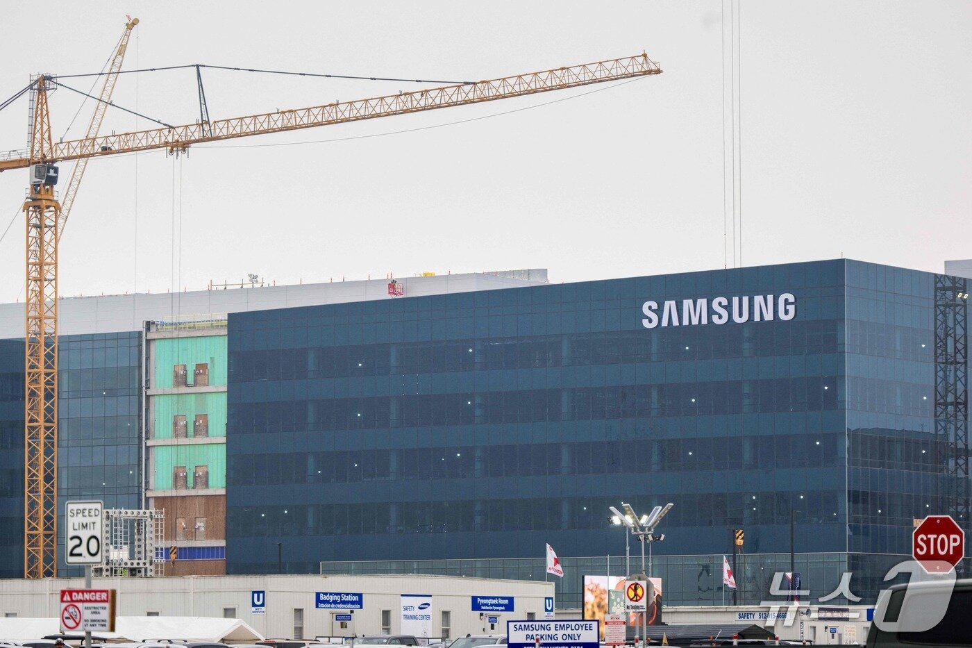 본문 이미지 - 지난 4월 16일(현지시간) 촬영한 텍사스주 테일러시의 삼성전자 오스틴 반도체 공장 건설 현장. ⓒ AFP=뉴스1