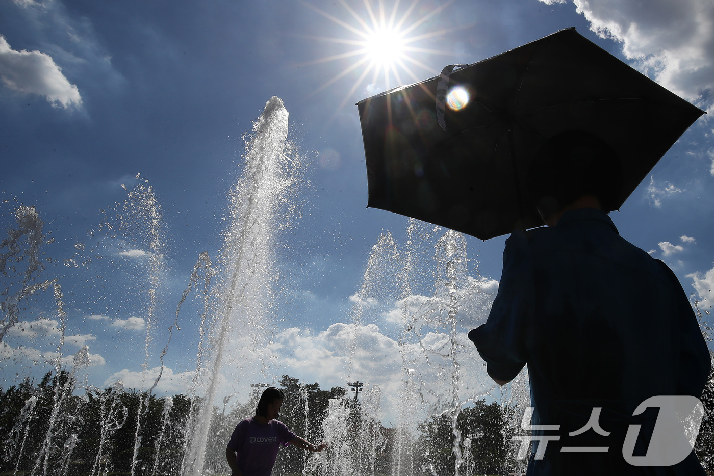 (대구=뉴스1) 공정식 기자 = 폭염이 계속된 28일 오후 대구 동구 율하체육공원을 찾은 시민들이 바닥분수에서 더위를 식히고 있다.  2025.7.28/뉴스1