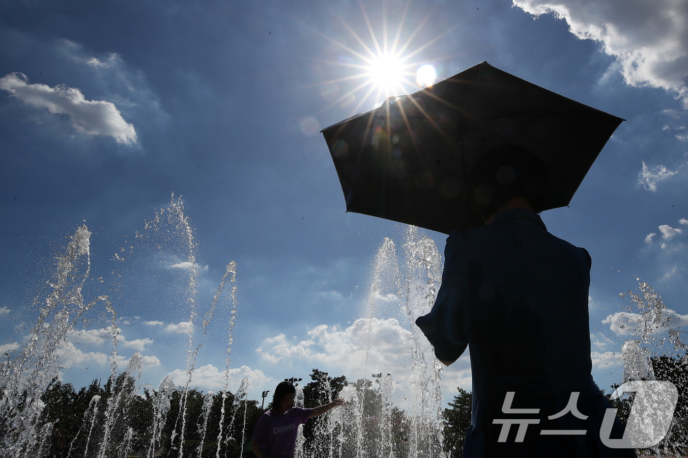 (대구=뉴스1) 공정식 기자 = 폭염이 계속된 28일 오후 대구 동구 율하체육공원을 찾은 시민들이 바닥분수에서 더위를 식히고 있다.  2025.7.28/뉴스1